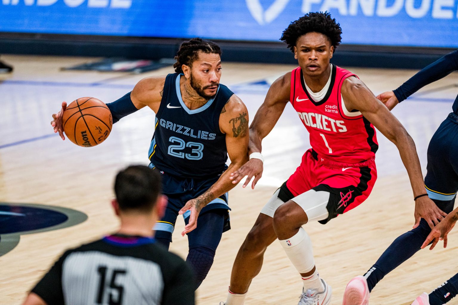 Derrick Rose (i) disputa un balón con Jamen Thompson, de Houston Rockets, durante un partido de la pasada temporada con Memphis Grizzlies. EFE/ Matthew A. Smith