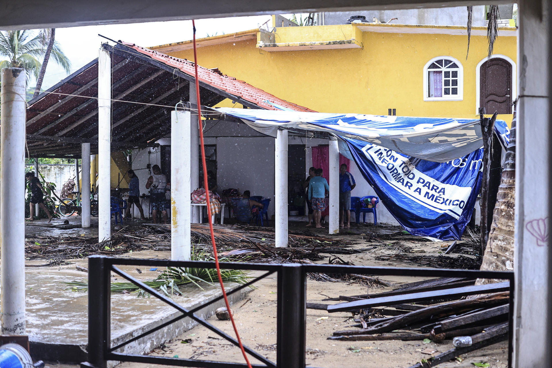 Fotografía de las afectaciones dejadas por el paso del huracán 'John', este miércoles en el balneario de Acapulco, en el estado de Guerrero (México). EFE/David Guzmán+
