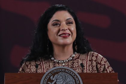 La secretaria de Cultura de México, Alejandra Frausto, participa en una conferencia de prensa este lunes, en Palacio Nacional en la Ciudad de México (México). EFE/ Mario Guzmán