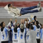 Jugadores de Argentina lanzan a Ángel di María (arriba) previo a un partido de las eliminatorias sudamericana para el Mundial 2026. EFE/ Juan Ignacio Roncoroni