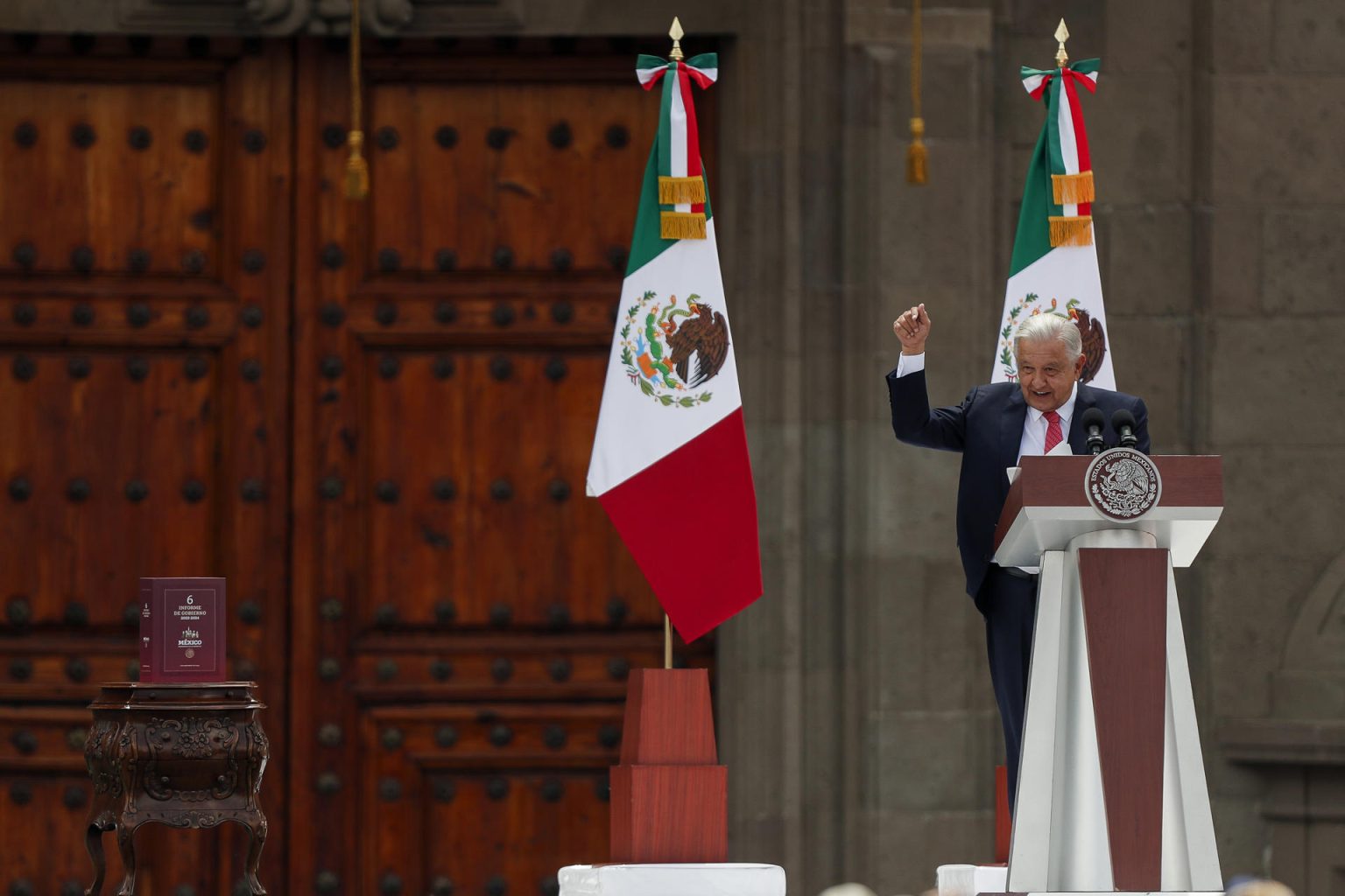 El presidente de México, Andrés Manuel López Obrador, habla durante el sexto informe de gobierno este domingo, en el Zócalo en Ciudad de México (México). EFE/ Isaac Esquivel