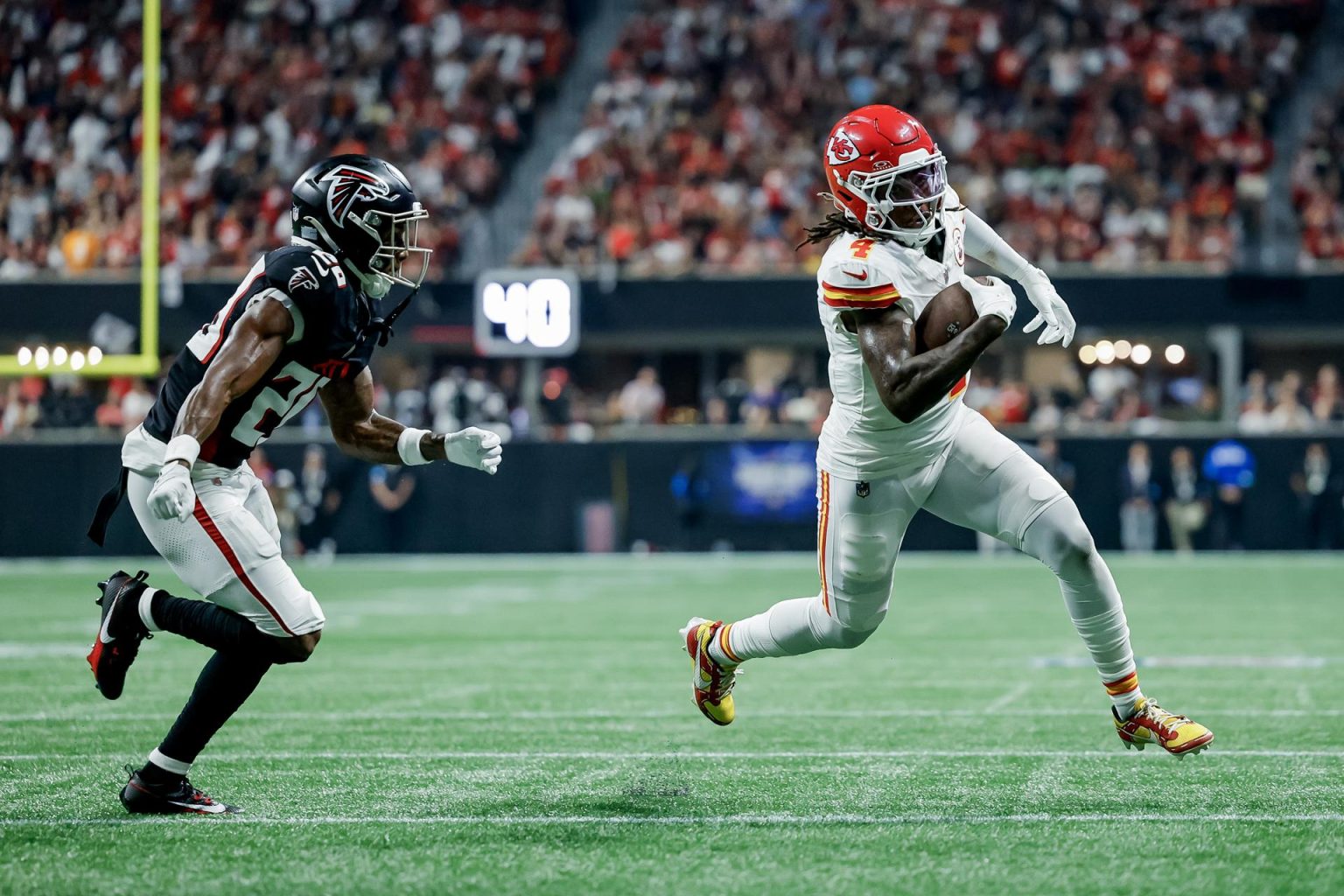 Rashee Rice (d), de los Chiefs, anota un 'touchdown' ante Dee Alford (i), de los Falcons. EFE/EPA/ERIK S. LESSER