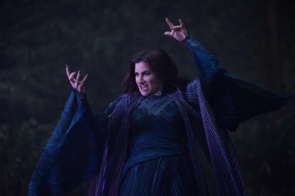 Fotografía cedida por DISNEY+ de la actriz Kathryn Hahn interpretando a Agatha Harkness en la serie 'Agatha All Along'. EFE/ Chuck Zlotnick/ DISNEY+/ SOLO USO EDITORIAL/SOLO DISPONIBLE PARA ILUSTRAR LA NOTICIA QUE ACOMPAÑA (CRÉDITO OBLIGATORIO)