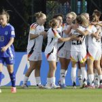 Jugadoras de Alemania fueron registradas este jueves, 12 de septiembre, al celebrar un gol que Matilde Janzen (3-d) le anotó a Argentina, durante un partido de los octavos de final del Mundial FIFA femenino sub-20, en el estadio de Techo, en Bogotá (Colombia). EFE/Carlos Ortega