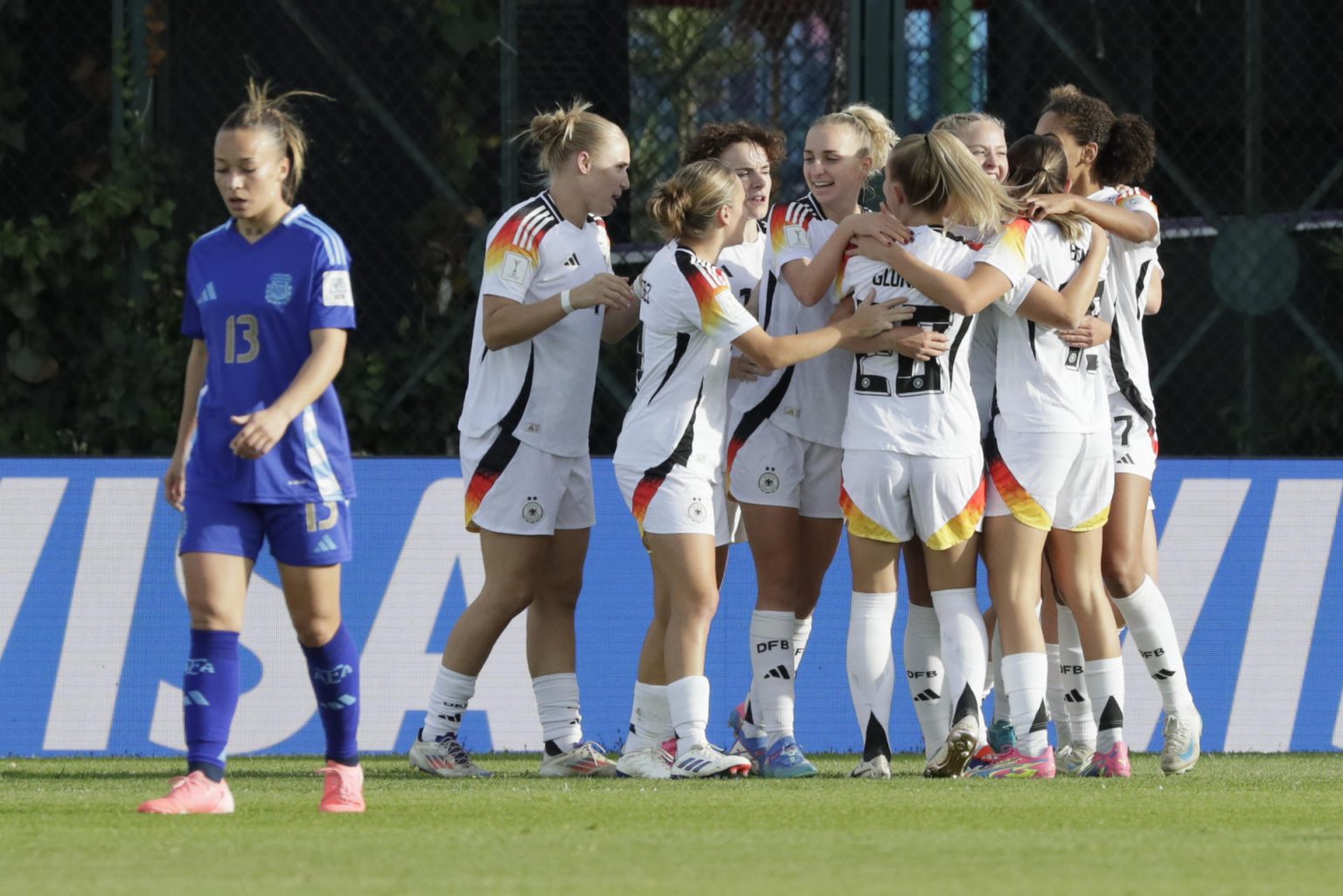 Jugadoras de Alemania fueron registradas este jueves, 12 de septiembre, al celebrar un gol que Matilde Janzen (3-d) le anotó a Argentina, durante un partido de los octavos de final del Mundial FIFA femenino sub-20, en el estadio de Techo, en Bogotá (Colombia). EFE/Carlos Ortega