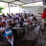 Estudiantes de bachillerato reciben clases afuera de las aulas, este jueves en la ciudad de Acapulco (México). EFE/David Guzmán