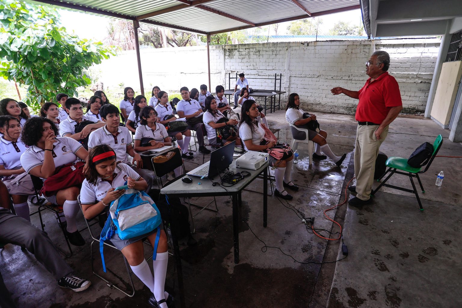 Estudiantes de bachillerato reciben clases afuera de las aulas, este jueves en la ciudad de Acapulco (México). EFE/David Guzmán