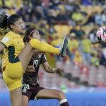 La mexicana Montserrat Saldívar (d) disputa el balón con la australiana Alexia Marina Apostolakis durante un partido de la segunda jornada del grupo A del Mundial sub-20 que se jugó este martes en el estadio El Campín, de Bogotá. EFE/ Carlos Ortega