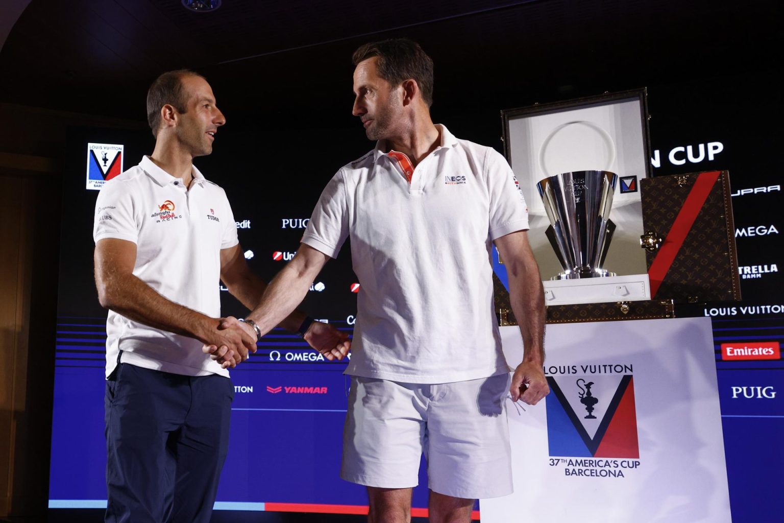 .-Los timoneles de las embarcaciones que participarán a partir de mañana en las semifinales de la Louis Vuitton 37ª America's Cup: Arnau Psarofaghis (Alinghi Red Bull Team) (i); sir Ben Ainslie (Ineos Britannia). .EFE/ Quique García