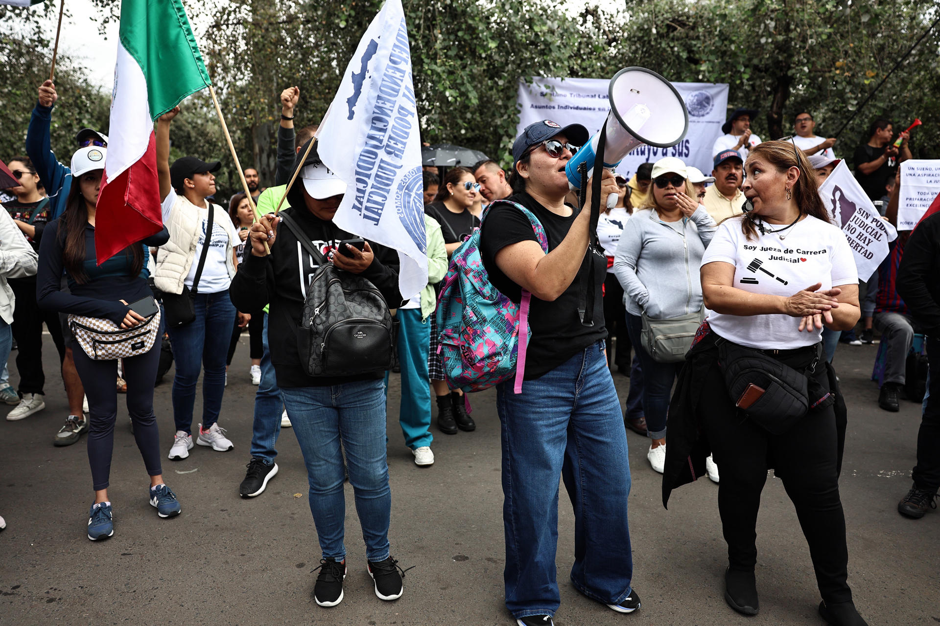 Trabajadores del poder judicial protestan a las afueras del Instituto Nacional Electoral (INE), durante el inicio de sesión del proceso electoral para elegir ministros, magistrados y jueces, este lunes, en Ciudad de México (México). EFE/ Sáshenka Gutiérrez
