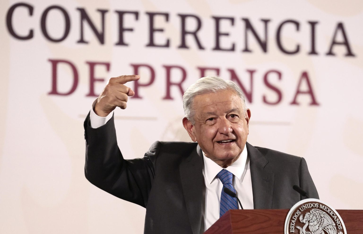 El presidente de México, Andrés Manuel López Obrador, participa durante su conferencia de prensa matutina  este viernes en Palacio Nacional de la Ciudad de México (México). EFE/José Méndez