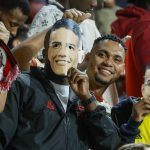 Un aficionado del Rayo Vallecano con la careta del colombiano James Rodríguez, durante el partido de la quinta jornada de LaLiga que Rayo Vallecano y Osasuna disputan este lunes en el estadio de Vallecas. EFE/Juanjo Martín