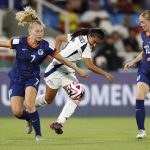 Noemy Saray Benavides (c) de Costa Rica disputa un balón con Zoe Zuidberg (i) de Países Bajos este lunes, en un partido del grupo F de la Copa Mundial Femenina sub-20. EFE/ Ernesto Guzmán Jr.