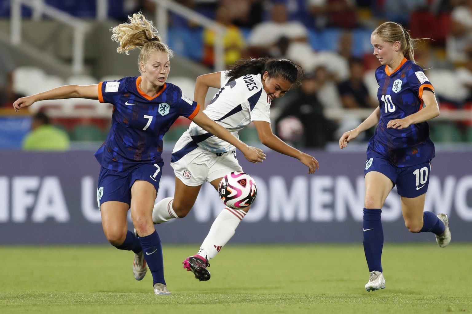 Noemy Saray Benavides (c) de Costa Rica disputa un balón con Zoe Zuidberg (i) de Países Bajos este lunes, en un partido del grupo F de la Copa Mundial Femenina sub-20. EFE/ Ernesto Guzmán Jr.