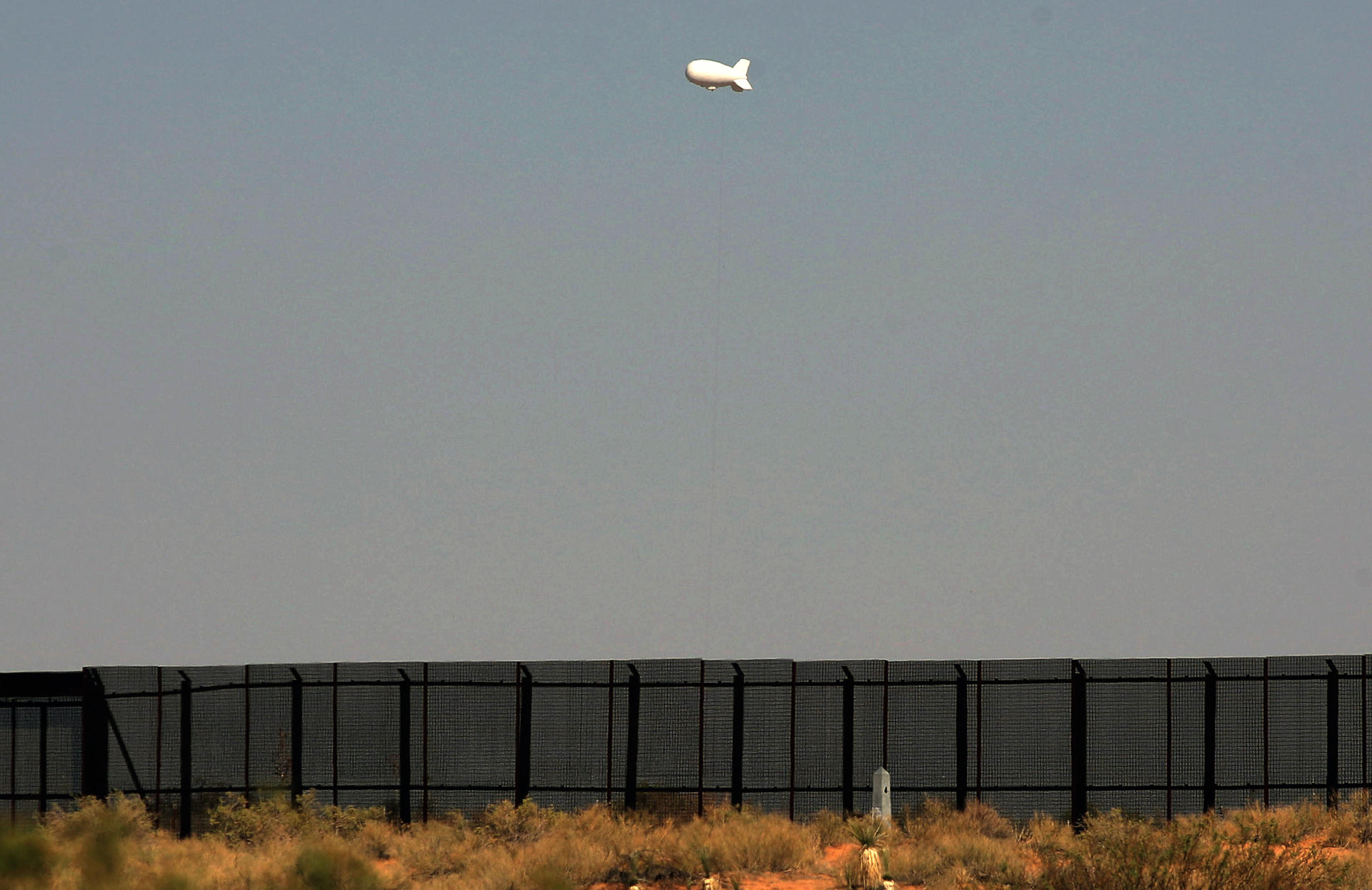 Fotografía donde se observa un globo aerostático con cámaras, en funciones de monitoreo y auxilio a migrantes el 10 de septiembre de 2024, en la frontera con Ciudad Juárez (México). EFE/Luis Torres
