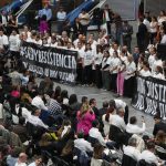 Diputados del Movimiento de Regeneración Nacional (MORENA) y aliados, participan en una manifestación durante una sesión ordinaria en la sede alterna 'Sala de Armas' ayer martes, en Ciudad de México (México). EFE/ Mario Guzmán