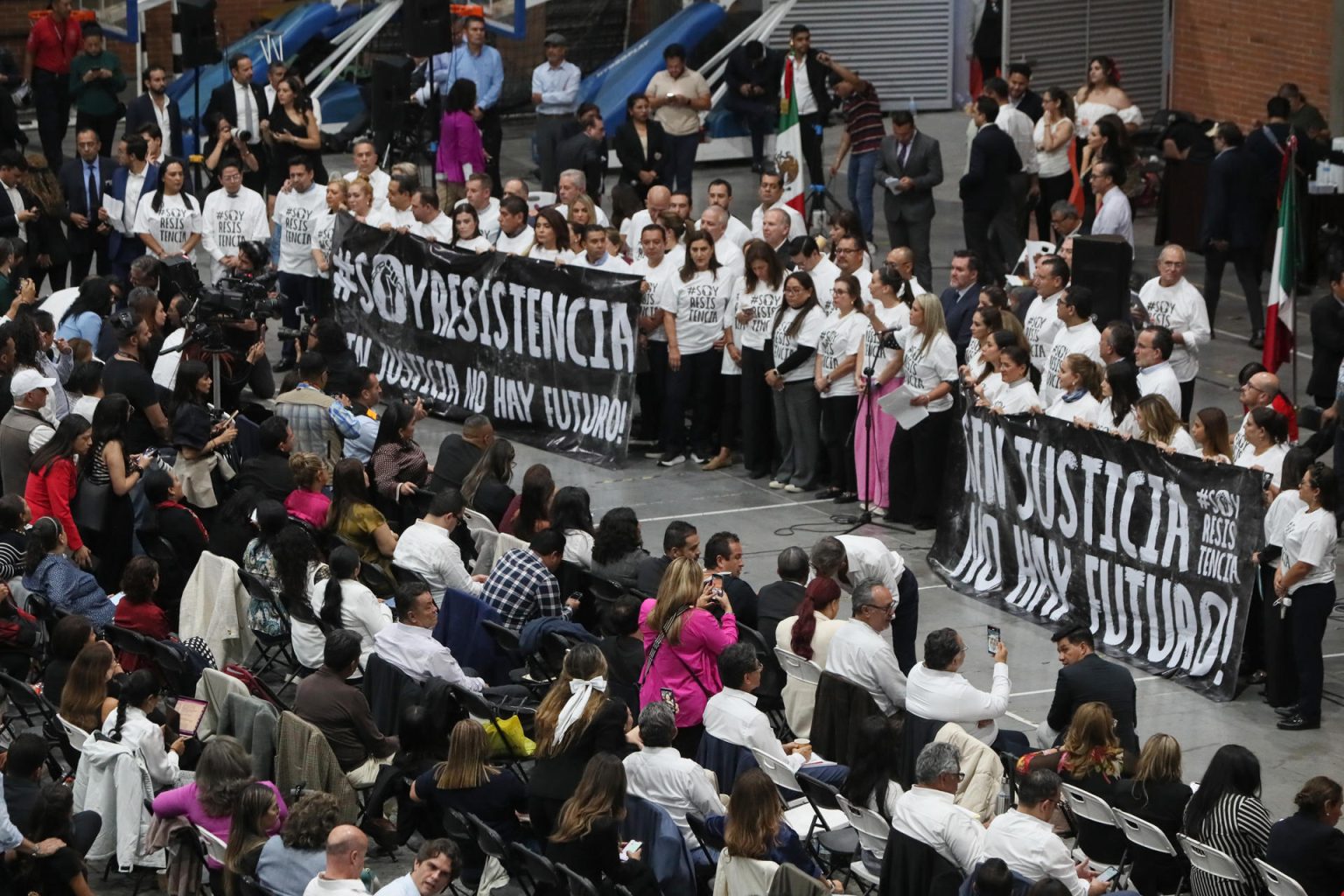 Diputados del Movimiento de Regeneración Nacional (MORENA) y aliados, participan en una manifestación durante una sesión ordinaria en la sede alterna 'Sala de Armas' ayer martes, en Ciudad de México (México). EFE/ Mario Guzmán