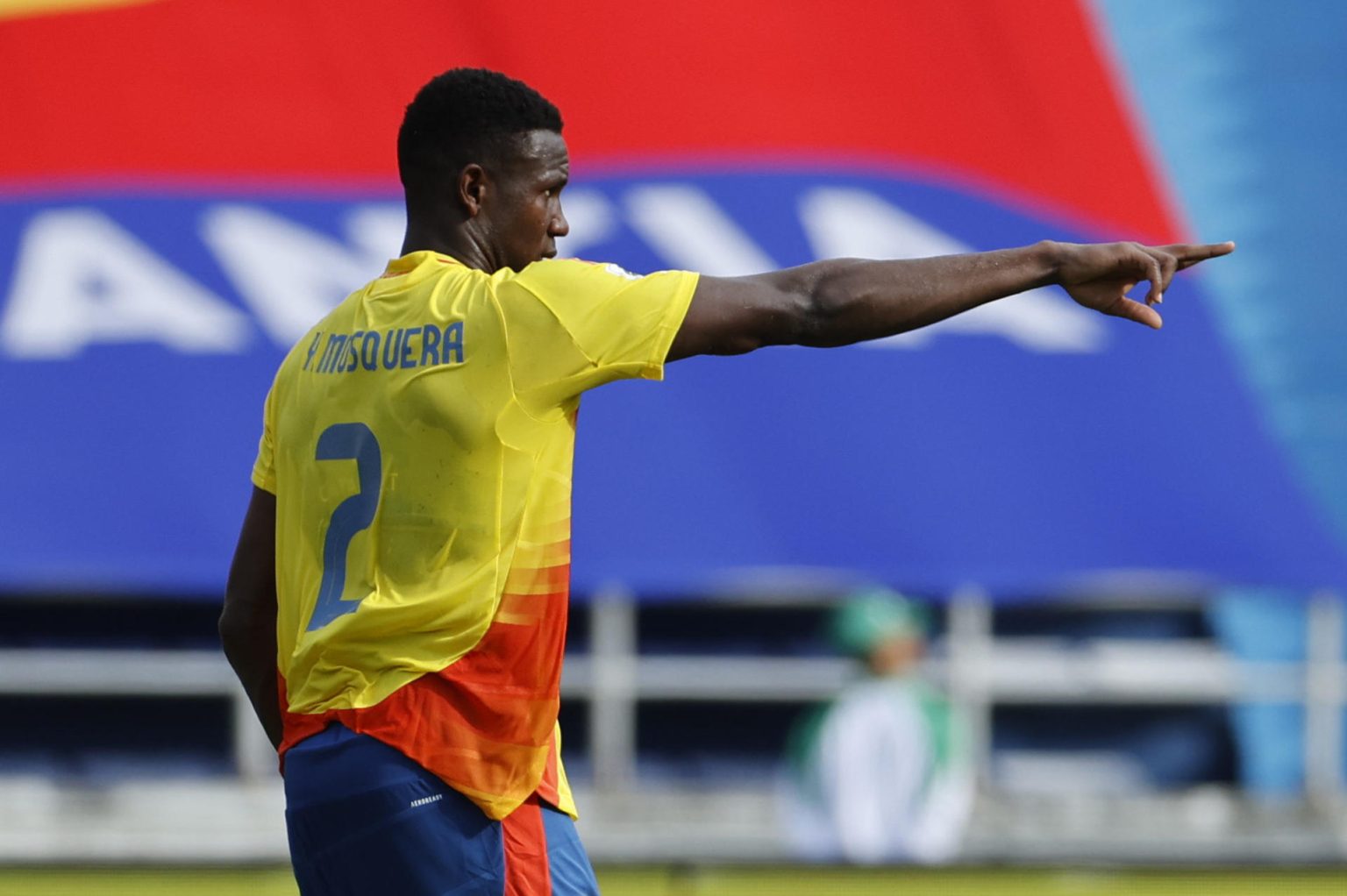 Yerson Mosquera celebra un gol con los jugadores en un partido de las eliminatorias sudamericanas para el Mundial de 2026. EFE/ Mauricio Dueñas Castañeda