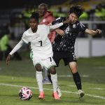 Flourish Sabastine (i), de Nigeria, fue registrada este domingo, 1 de septiembre, al disputar un balón con Youjin Jung, de Corea del Sur, durante un partido del grupo D del Mundial FIFA femenino sub-20, en el estadio de Techo, en Bogotá (Colombia). EFE/Carlos Ortega