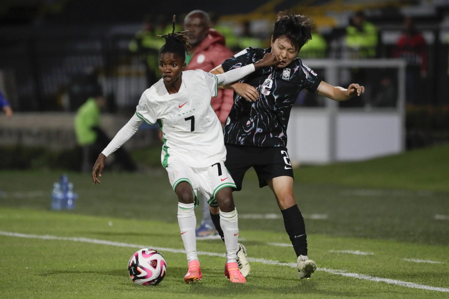 Flourish Sabastine (i), de Nigeria, fue registrada este domingo, 1 de septiembre, al disputar un balón con Youjin Jung, de Corea del Sur, durante un partido del grupo D del Mundial FIFA femenino sub-20, en el estadio de Techo, en Bogotá (Colombia). EFE/Carlos Ortega