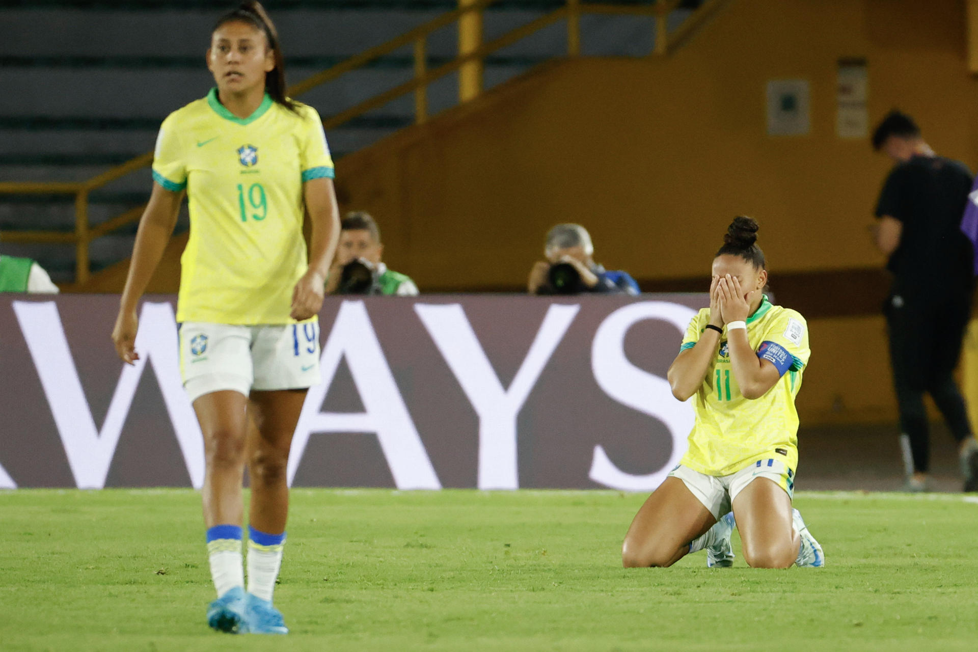 Dudinha (d), delantera de Brasil, fue registrada este miércoles, 11 de septiembre, al celebrar un gol que le anotó a Camerún, durante un partido de los octavos de final del Mundial FIFA femenino sub-20, en el estadio El Campín de Bogotá (Colombia). EFE/Mauricio Dueñas
