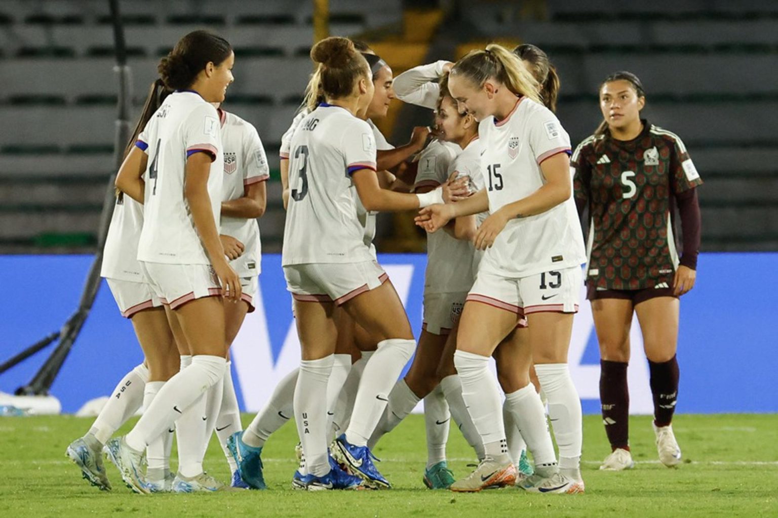 Jugadoras de Estados Unidos celebran un gol en un partido de los octavos de final de la Copa Mundial Femenina sub-20. EFE/ Mauricio Dueñas Castañeda