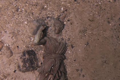 Vista de la estatua de bronce de la diosa romana Diana, conocida como "Diana de Versalles" que estaba sobre la repisa de la chimanea de la Sala de Primera Clase del Titanic, redescubierta por la Expedición 2024, una nueva expedición al pecio del Titanic que no solo ha permitido recuperar varios objetos del famoso transtlántico naufragado sino constatar el lento deterioro de la nave, que ha perdido una parte de la barandilla de la cubierta del castillo de proa recreada en la escena mas recordada del filme de1997 dirigido por James Cameron. EFE/RMS Titanic, INc. -SOLO USO EDITORIAL/SOLO DISPONIBLE PARA ILUSTRAR LA NOTICIA QUE ACOMPAÑA (CRÉDITO OBLIGATORIO)-