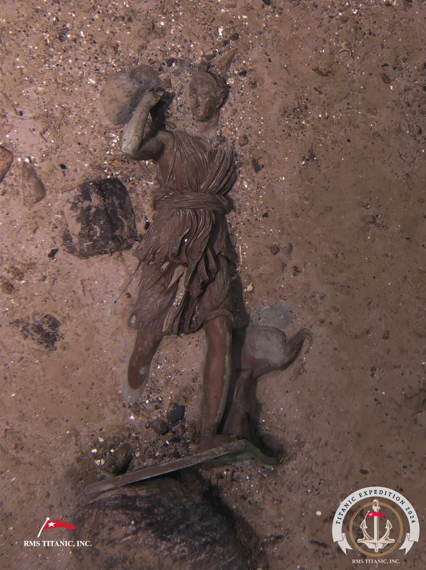 Vista de la estatua de bronce de la diosa romana Diana, conocida como "Diana de Versalles" que estaba sobre la repisa de la chimanea de la Sala de Primera Clase del Titanic, redescubierta por la Expedición 2024, una nueva expedición al pecio del Titanic que no solo ha permitido recuperar varios objetos del famoso transtlántico naufragado sino constatar el lento deterioro de la nave, que ha perdido una parte de la barandilla de la cubierta del castillo de proa recreada en la escena mas recordada del filme de1997 dirigido por James Cameron. EFE/RMS Titanic, INc. -SOLO USO EDITORIAL/SOLO DISPONIBLE PARA ILUSTRAR LA NOTICIA QUE ACOMPAÑA (CRÉDITO OBLIGATORIO)-