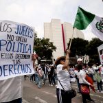 Personas protestan este martes ante la Cámara de Senadores para mostrarse en contra de la reforma judicial en Ciudad de México (México). EFE/José Méndez