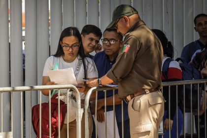 Personal de migración revisa documentos a migrantes, este miércoles en la ciudad de Tijuana (México). EFE/ Joebeth Terríquez