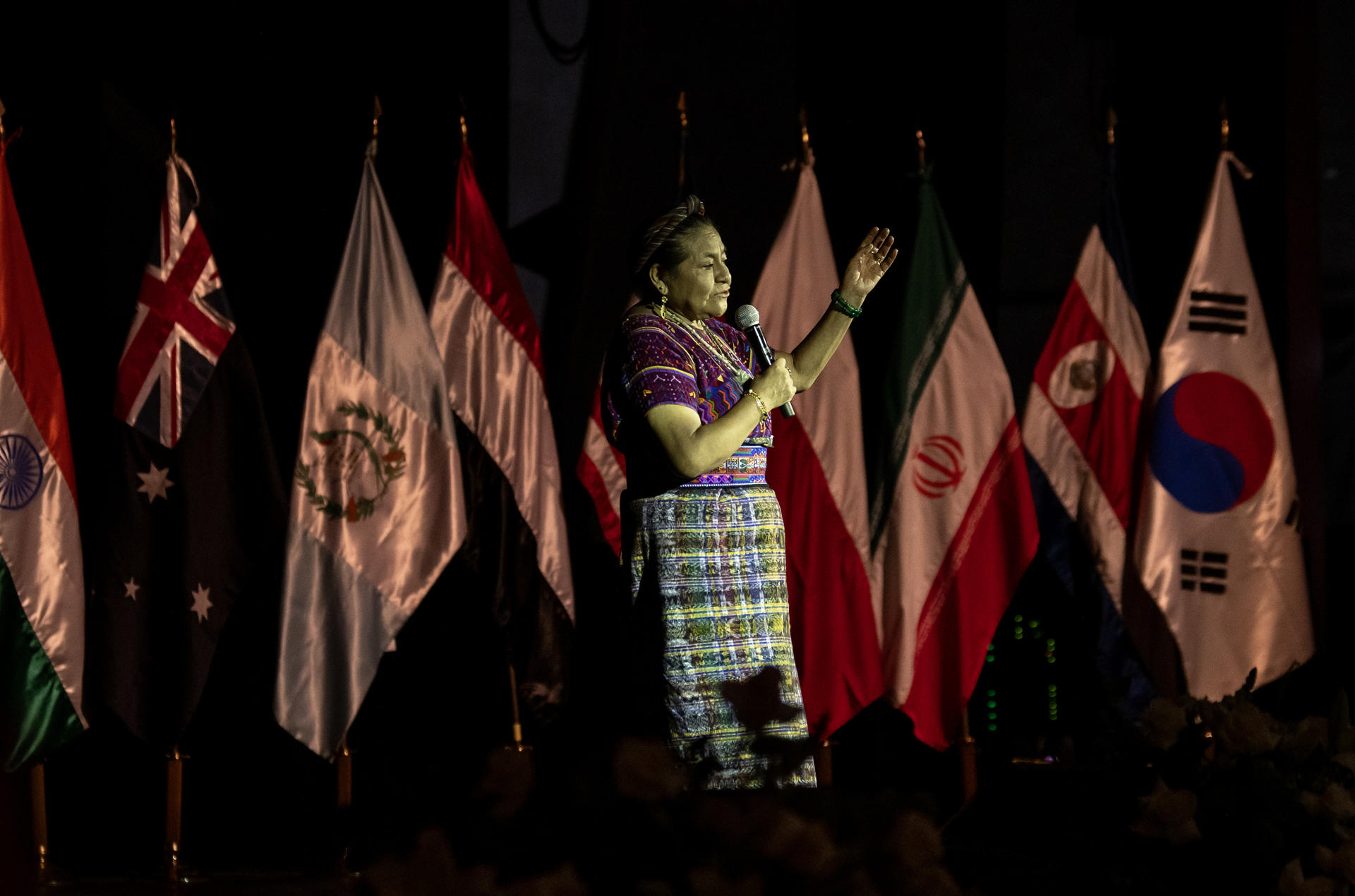 La Nobel de la Paz, la guatemalteca Rigoberta Menchu, habla este viernes en la XIX Cumbre Mundial de Premios Nobel por La Paz, en la ciudad de Monterrey (México). EFE/ Miguel Sierra
