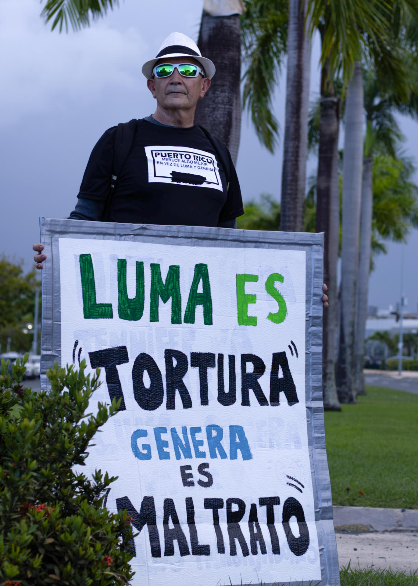 Un hombre sostiene un letrero durante una manifestación en contra de Luma Energy y Genera, privatizadoras de la energía eléctrica, este viernes en San Juan (Puerto Rico). EFE/Thais Llorca
