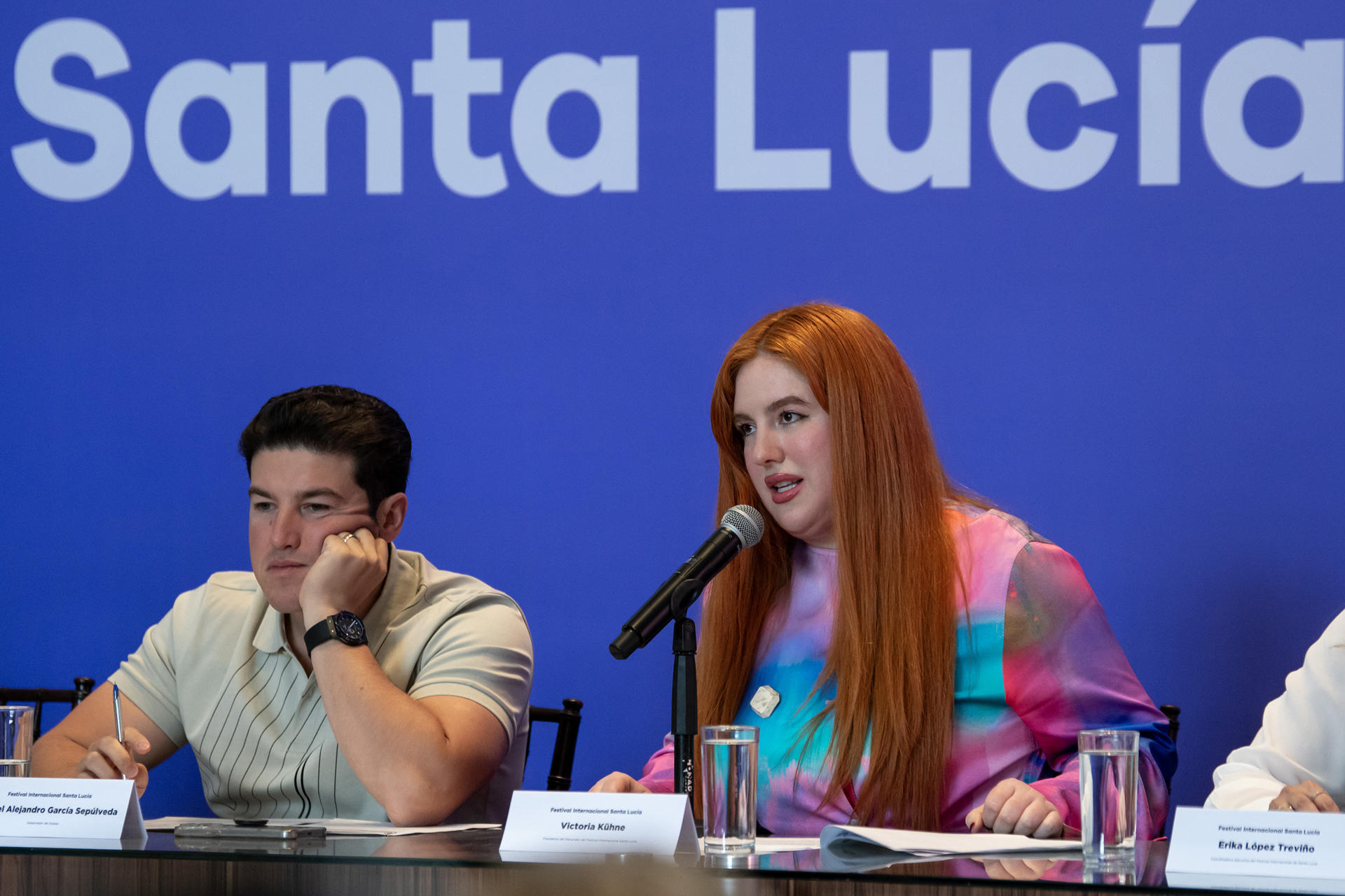 El gobernador del estado de Nuevo León, Samuel García (i) y la presidenta del Patronato del FISL, Victoria Kühne (d), participan durante la presentación de la agenda de Festival Internacional Santa Lucía este lunes en la ciudad de Monterrey (México). EFE/Miguel Sierra
