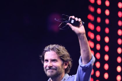 El actor estadounidense Bradley Cooper, participa este viernes en el foro "México SIglo XXI", que se lleva a cabo en el Auditorio Nacional, en la Ciudad de México (México). EFE/Mario Guzmán