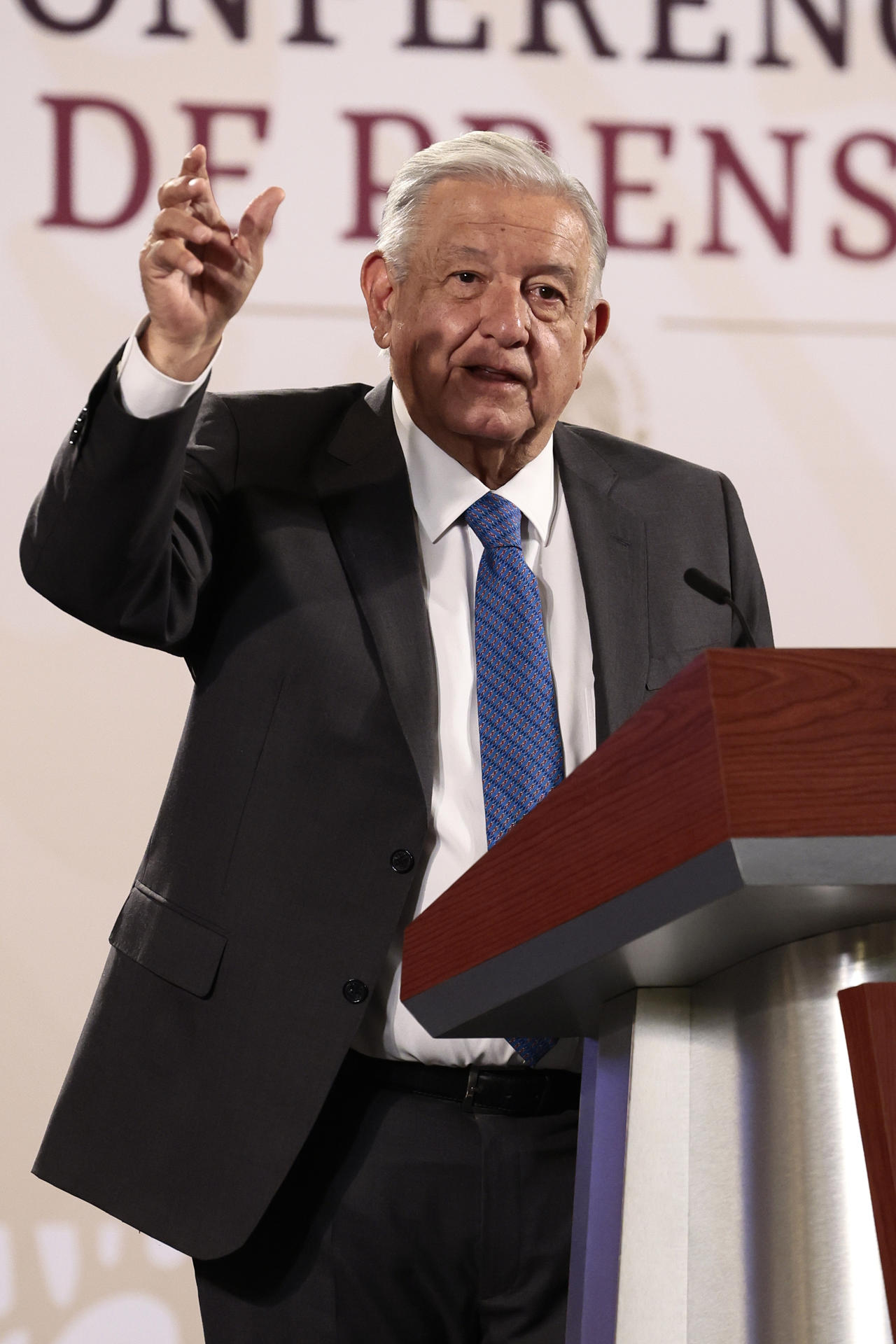 El presidente de México, Andrés Manuel López Obrador, participa durante su conferencia de prensa matutina este viernes en Palacio Nacional de la Ciudad de México (México). EFE/ José Méndez
