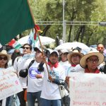 Trabajadores del poder judicial participan en una protesta este jueves, al exterior de la Cámara de Senadores en la Ciudad de México (México). EFE/ Mario Guzmán