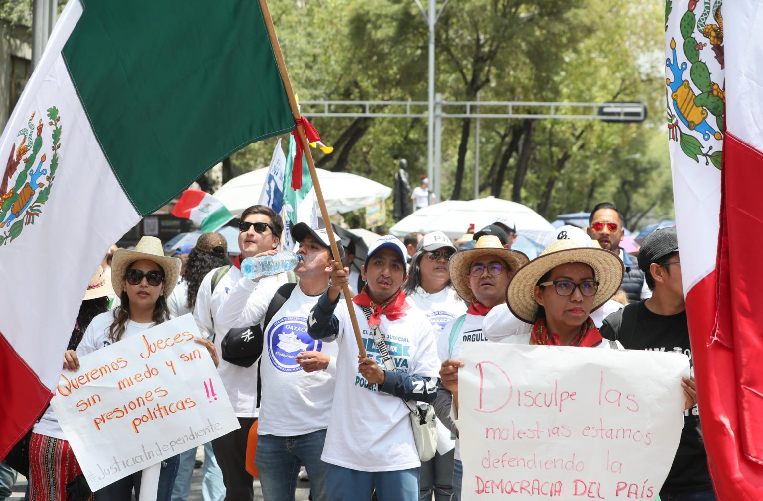 Trabajadores del poder judicial participan en una protesta este jueves, al exterior de la Cámara de Senadores en la Ciudad de México (México). EFE/ Mario Guzmán