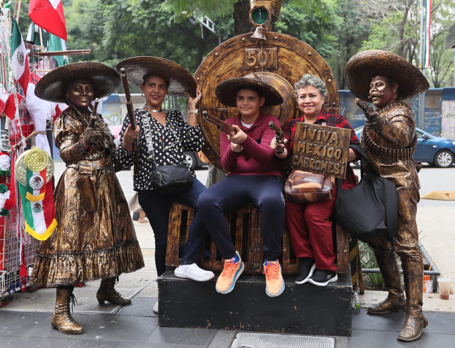 Personas se toman fotos con hombres y mujeres disfrazados con trajes alusivos a los festejos patrios, el 13 de septiembre de 2024, previo a la conmemoración del 224 aniversario de la independencia de México, en la Ciudad de México (México). EFE/Mario Guzmán