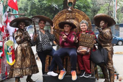 Personas se toman fotos con hombres y mujeres disfrazados con trajes alusivos a los festejos patrios, el 13 de septiembre de 2024, previo a la conmemoración del 224 aniversario de la independencia de México, en la Ciudad de México (México). EFE/Mario Guzmán