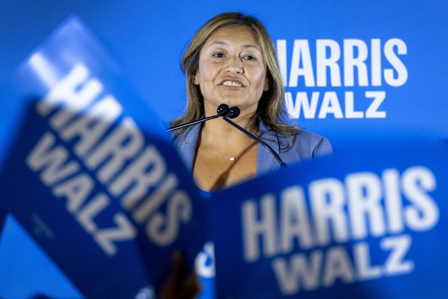 Fotografía de archivo del 3 de septiembre de 2024 de la directora de campaña de Harris-Walz, Julie Chávez Rodríguez, hablando durante un evento en Boynton Beach, Florida (Estados Unidos). EFE/ Cristobal Herrera-ulashkevich