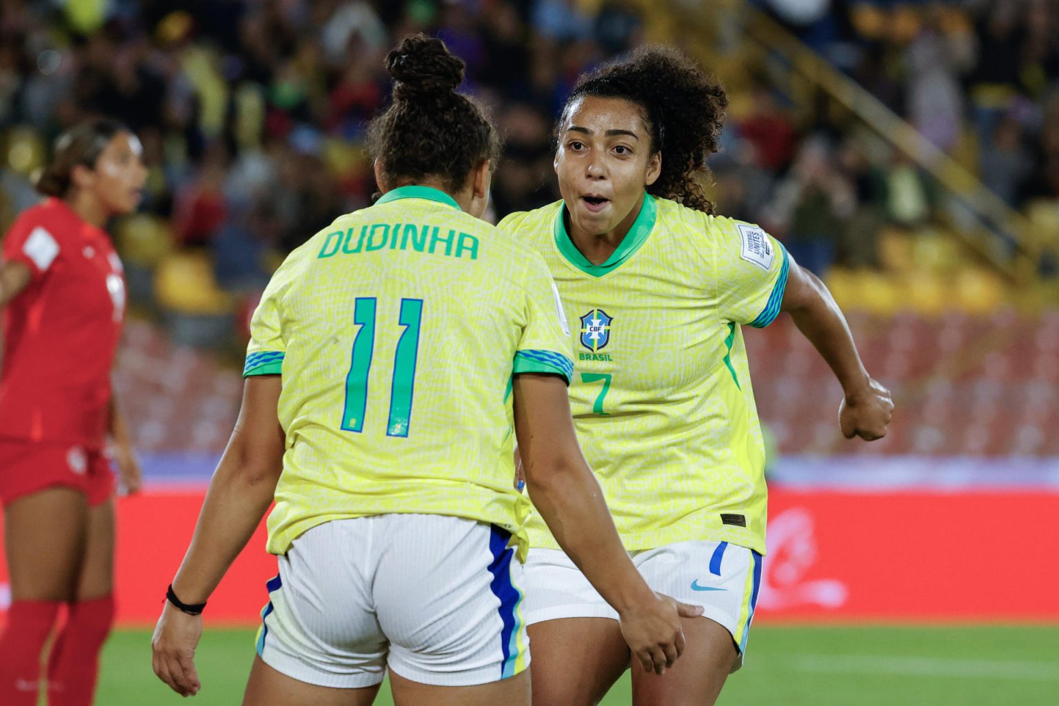 Amanda Allen (d) y Dudinha, jugadoras de Brasil que este miércoles buscará avanzar a cuartos de final del Mundial Femenino Sub-20 de Colombia ante Camerún. EFE/ Mauricio Dueñas Castañeda