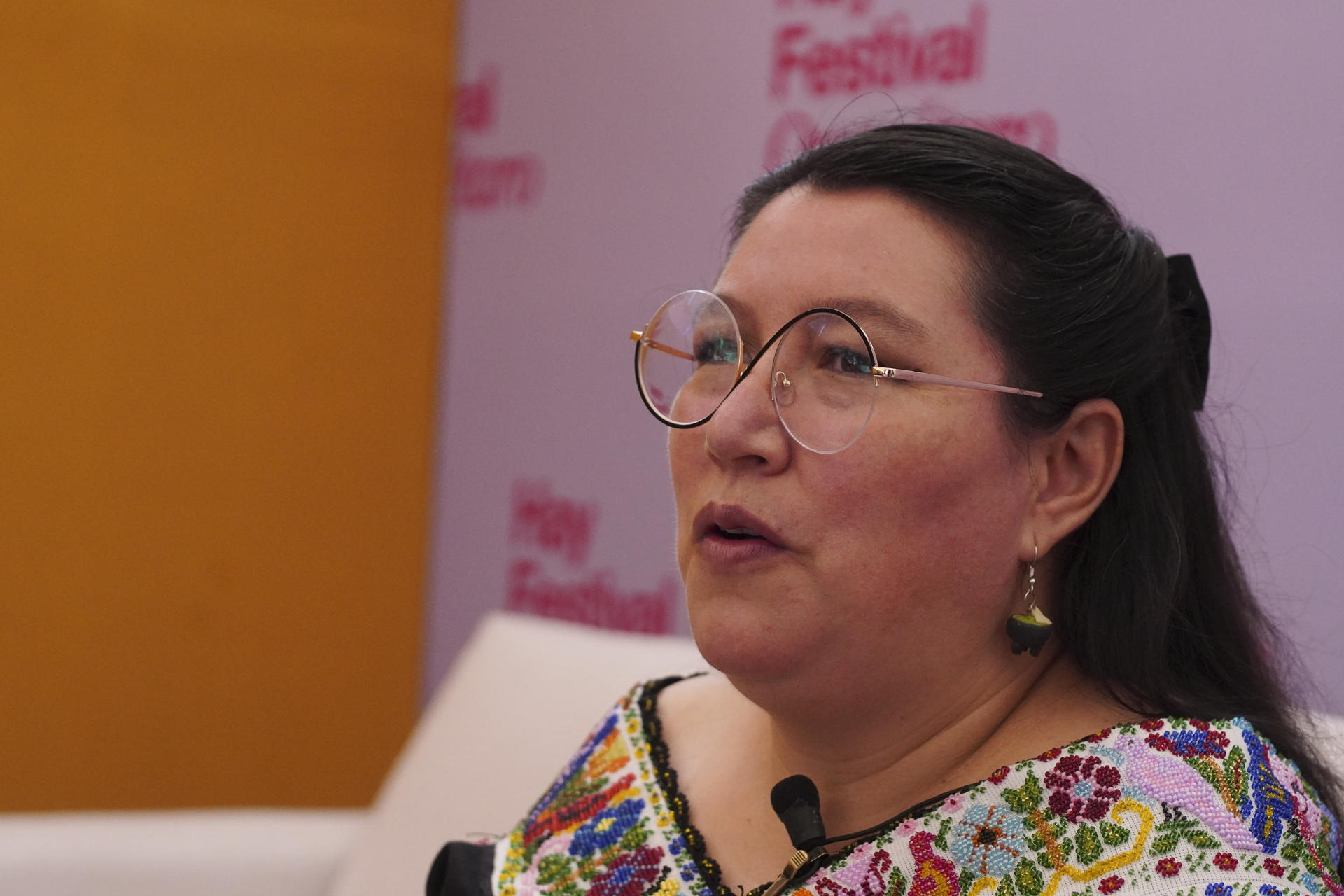 La lingüista y escritora mexicana Yásnaya Aguilar habla durante una entrevista con EFE, este lunes en la ciudad de Querétaro, Querétaro (México).  EFE/Sergio Adrián Ángeles
