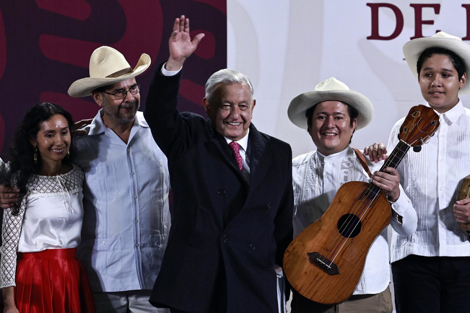 El presidente de México, Andrés Manuel López Obrador, se despide durante una rueda de prensa este lunes en el Palacio Nacional, en Ciudad de México (México). EFE/ Sáshenka Gutiérrez