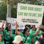 Personas participan de una manifestación en contra de la Ley de Hoteles Seguros o Intro 991, este jueves frente al ayuntamiento de Nueva York (Estados Unidos). EFE/ Sarah Yáñez-Richards