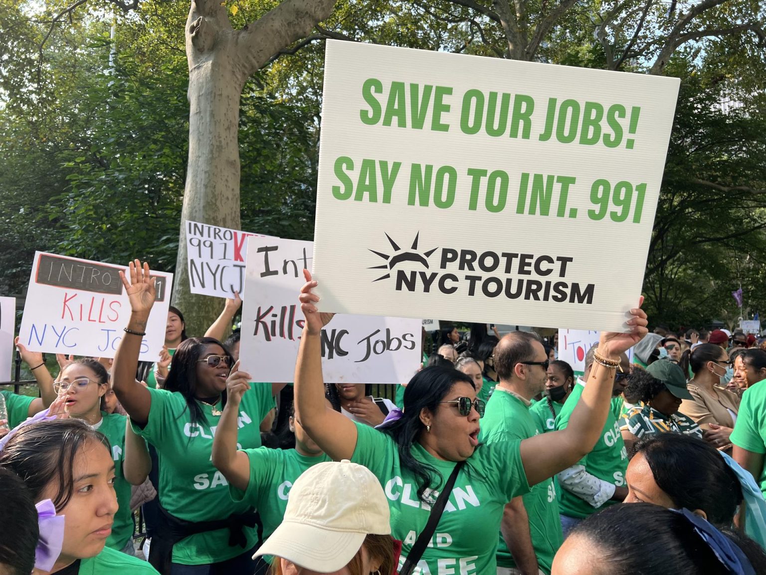 Personas participan de una manifestación en contra de la Ley de Hoteles Seguros o Intro 991, este jueves frente al ayuntamiento de Nueva York (Estados Unidos). EFE/ Sarah Yáñez-Richards