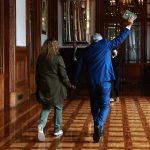 El presidente de México, Andrés Manuel López Obrador (d), se despide acompañado de su esposa, Beatriz Gutiérrez Muller, después de develar su retrato este lunes, en el Palacio Nacional en Ciudad de México (México). EFE/ Sáshenka Gutiérrez