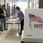 Fotografía de archivo donde aparece una familia hispana mientras recogen las papeletas de voto durante las pasadas elecciones en West Jordan, Utah. EFE/George Frey