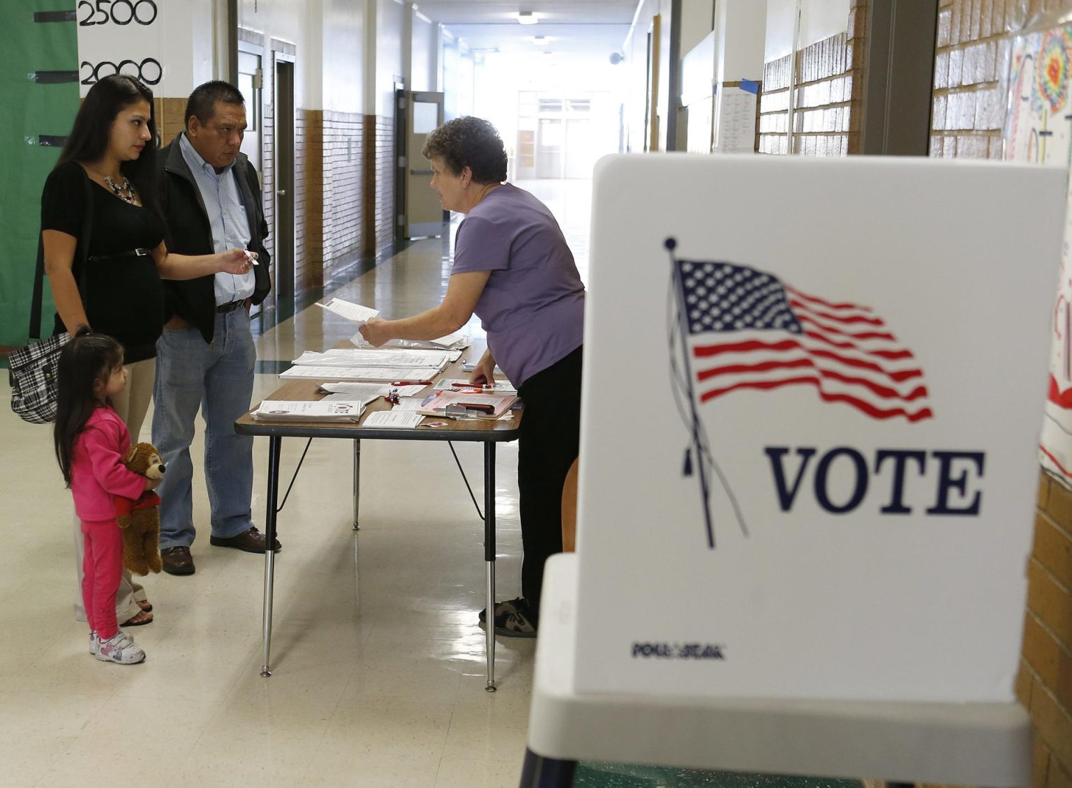 Fotografía de archivo donde aparece una familia hispana mientras recogen las papeletas de voto durante las pasadas elecciones en West Jordan, Utah. EFE/George Frey