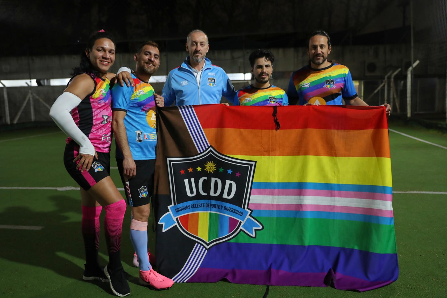 El presidente del club Uruguay Celeste Deporte y Diversidad, Mario Mussio (c), y los integrantes Marcel Pío (i), Martín Telis (2-i), Alejandro Salvatierra (2-d) y Alejandro Galizzi (d), posan en la Plaza de Deportes Número 7 de Montevideo. EFE/ Alejandro Prieto