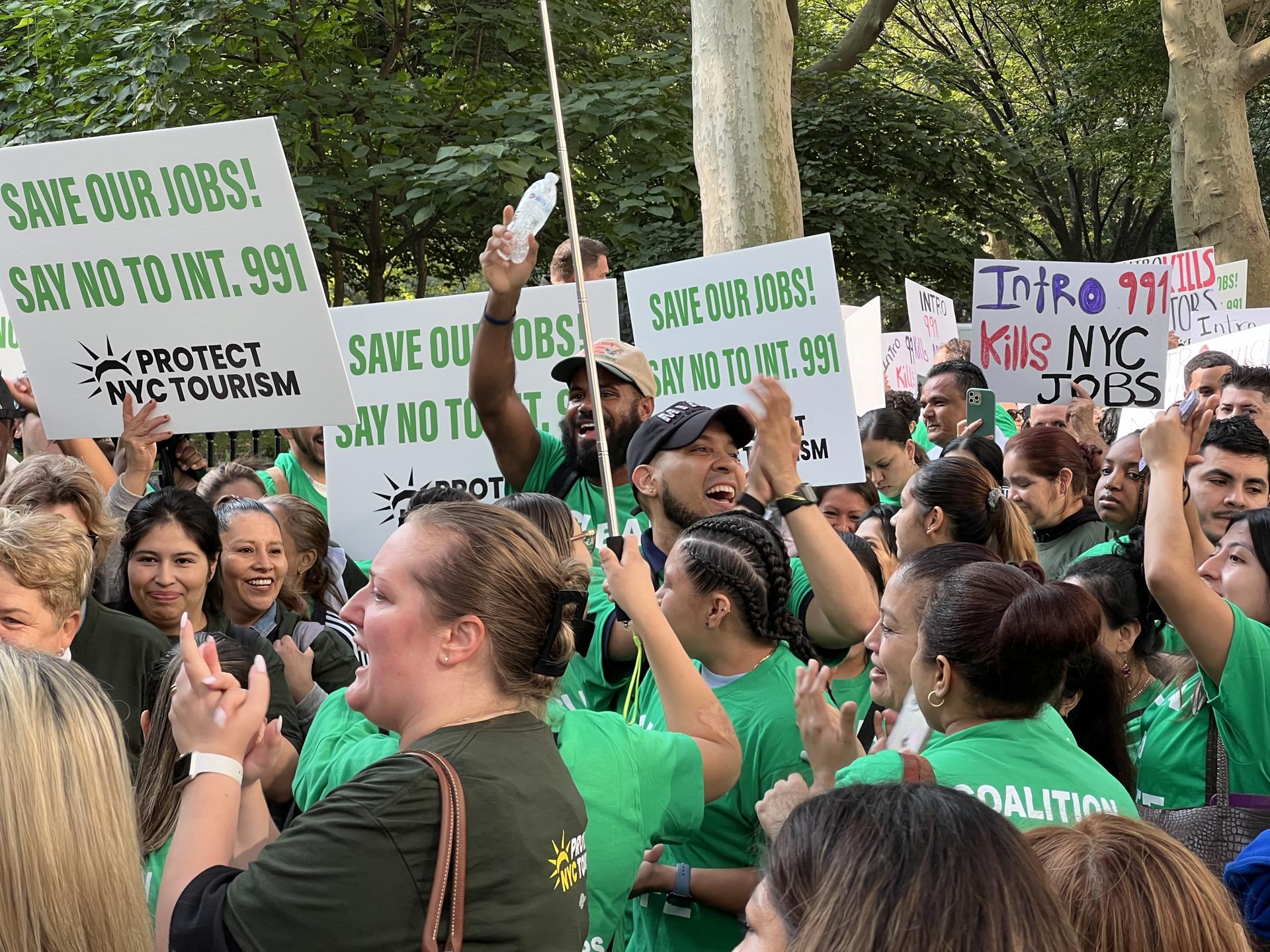 Personas participan de una manifestación en contra de la Ley de Hoteles Seguros o Intro 991, este jueves frente al ayuntamiento de Nueva York (Estados Unidos). EFE/ Sarah Yáñez-Richards
